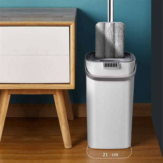 l’ensemble balai à franges et seau