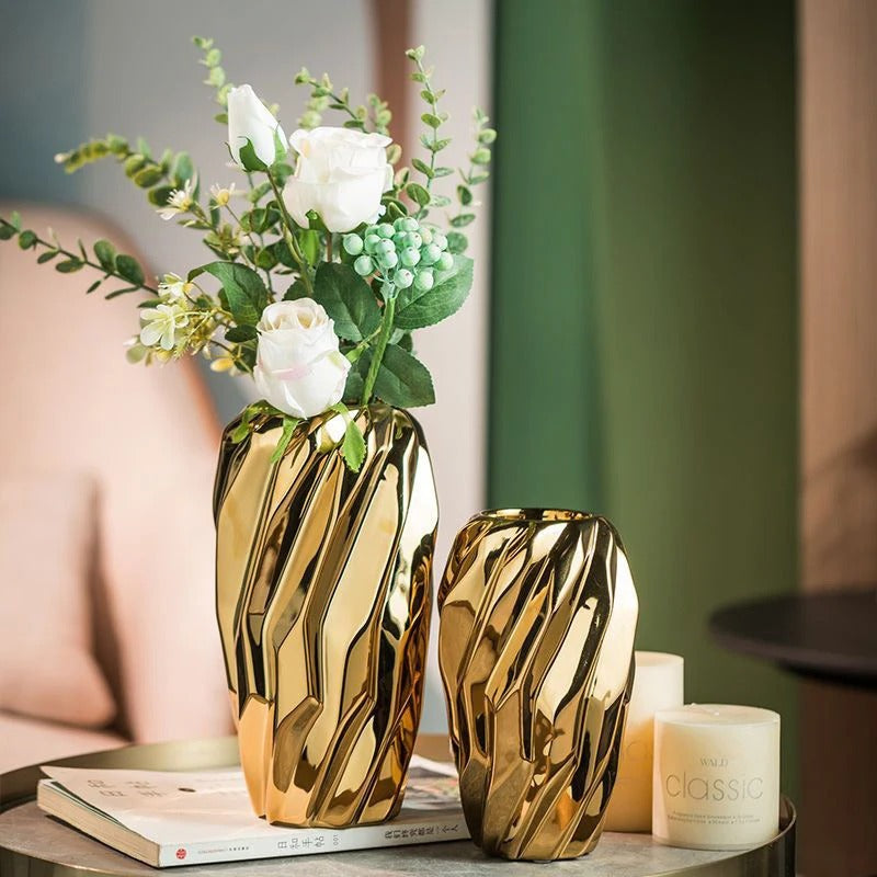 Vase design tourbillon nordique de luxe - Céramique plaquée or.