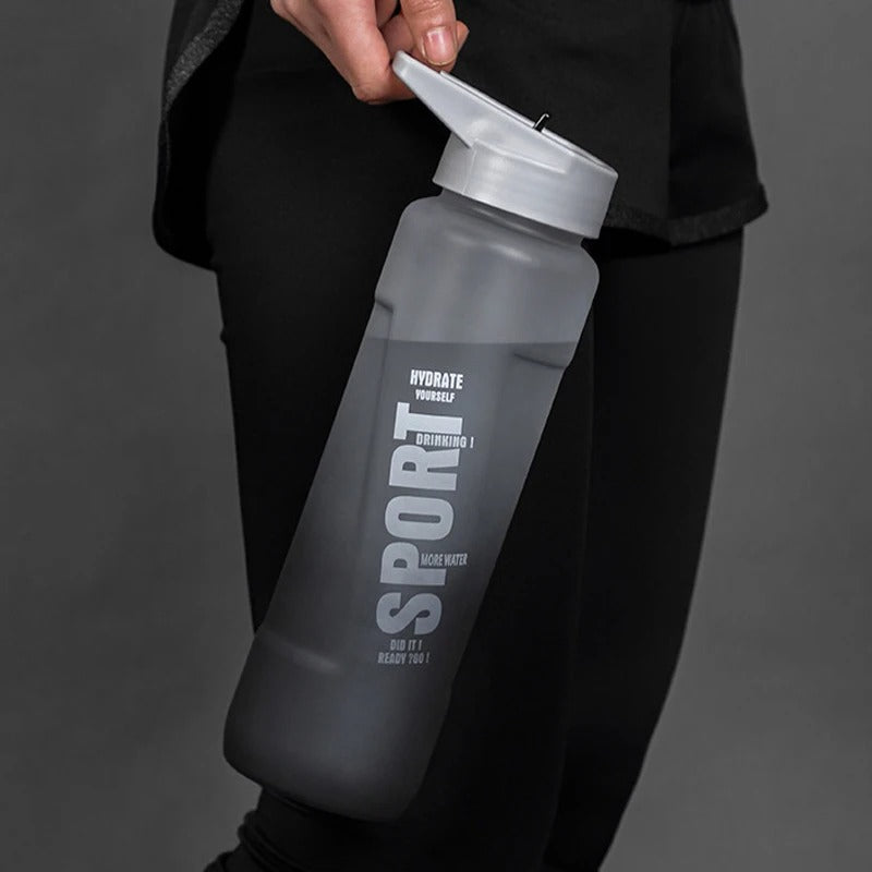 Bouteille d'eau en plastique avec poignée pour sport