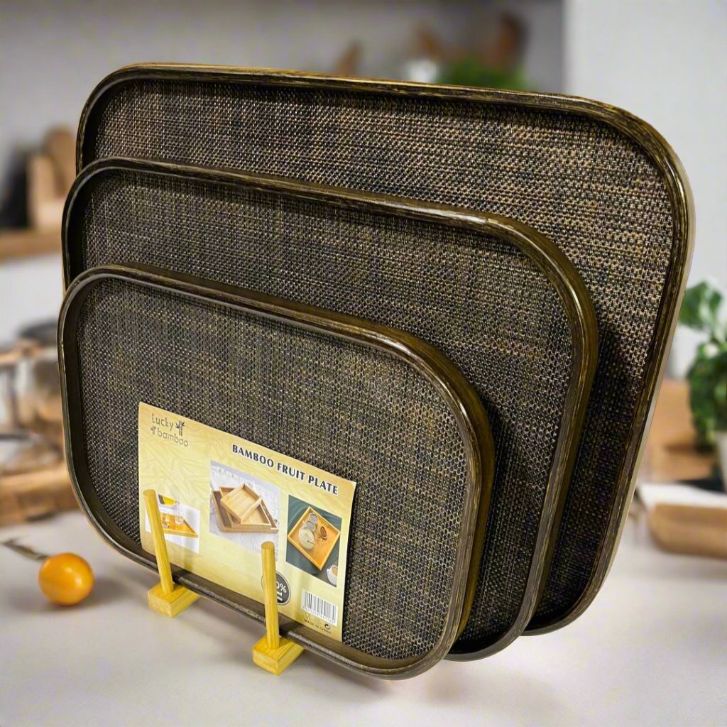 Ensemble de plateaux de service rectangulaires en bambou.