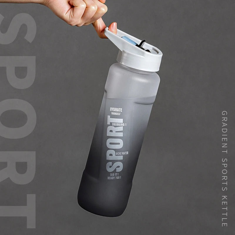 Bouteille d'eau en plastique avec poignée pour sport