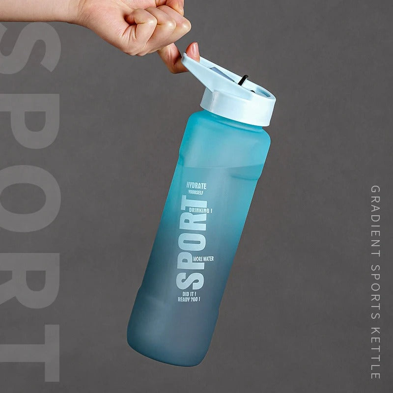 Bouteille d'eau en plastique avec poignée pour sport
