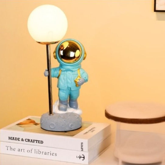 Statue d'astronaute créative avec lampe en lune