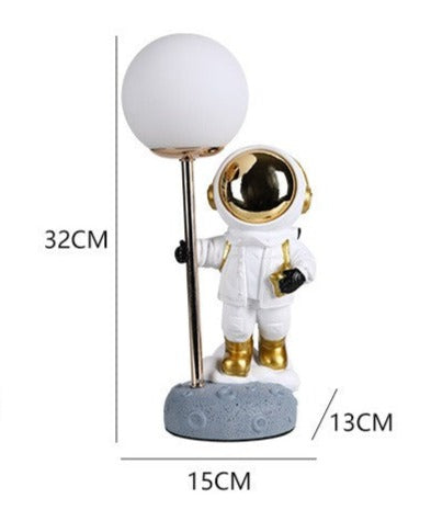 Statue d'astronaute créative avec lampe en lune