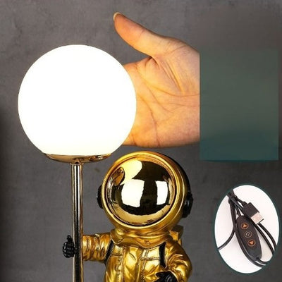 Statue d'astronaute créative avec lampe en lune