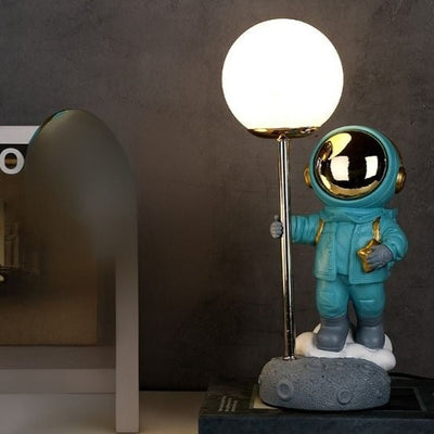 Statue d'astronaute créative avec lampe en lune